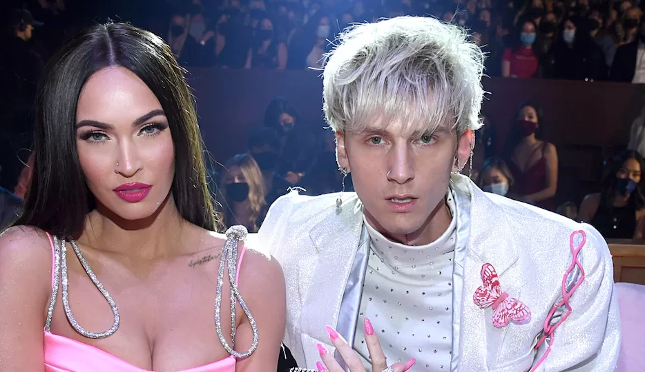 Megan Fox e Machine Gun Kelly anunciam noivado: “/Bebemos o mesmo sangue”/