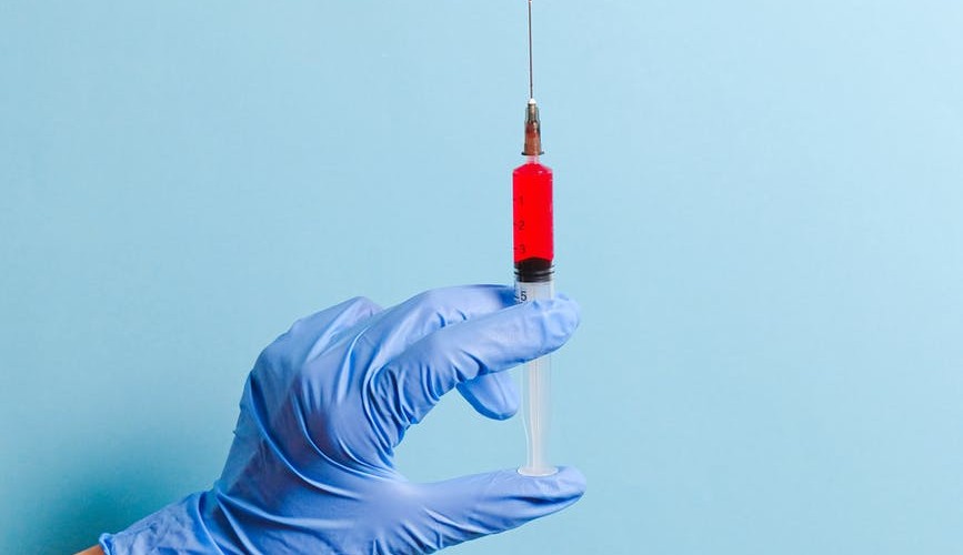 Ômicron: estudo revela que a terceira dose da AstraZeneca aumenta os anticorpos contra a variante