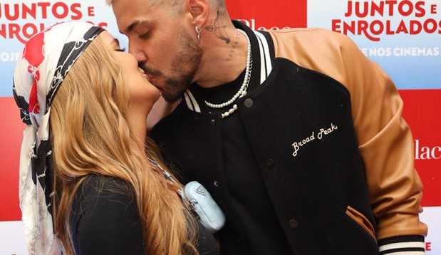 Viih Tube beija Lipe Ribeiro em première de filme