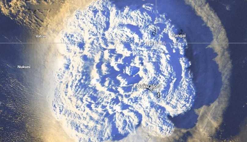 Tsunami atinge Tonga após erupção de vulcão
