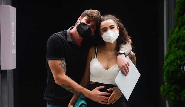 Paula Amorim é vista saindo de clínica obstétrica em São Paulo