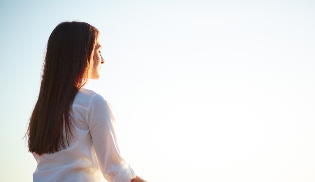 Entenda como funciona a meditação do riso interno