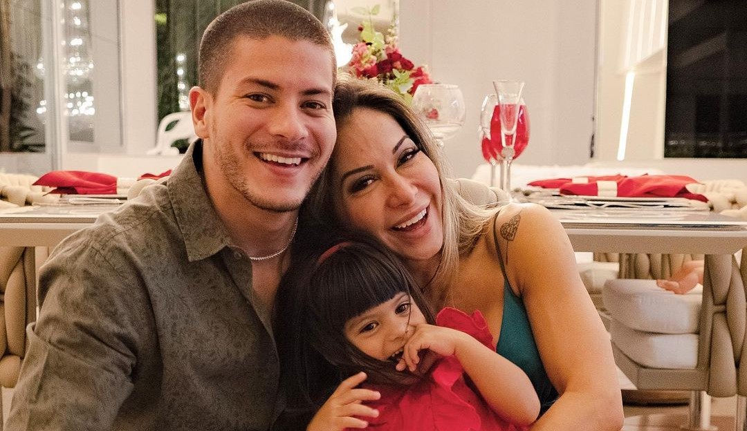 Maíra Cardi diz não ter recebido informação que Arthur Aguiar estava com Covid