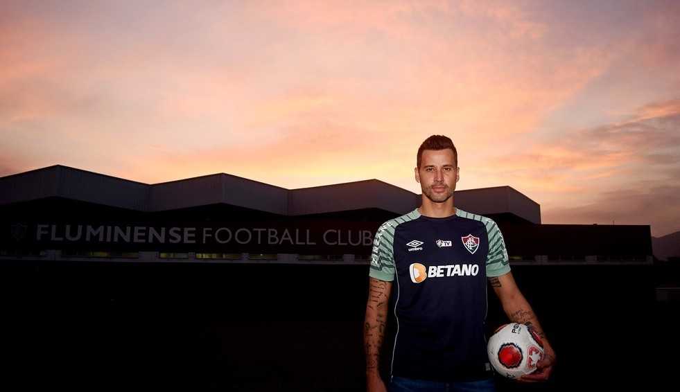 Fluminense anuncia a contratação do goleiro Fabio