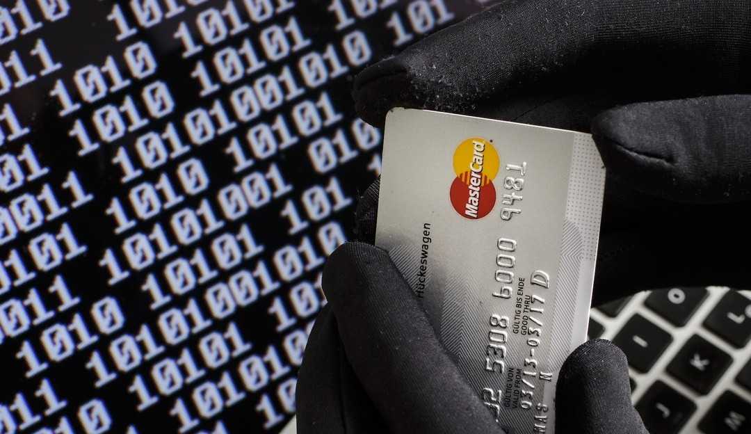 Alerta: 227 mil cartões de brasileiros estão à venda no mercado ilegal