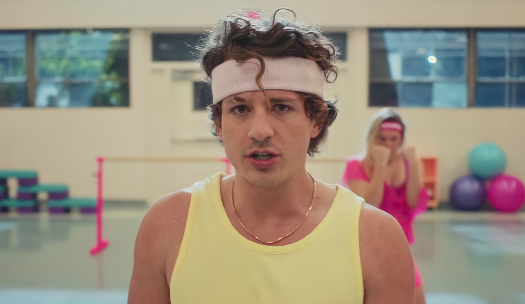 ‘Light Switch’: Charlie Puth lança clipe divertido para o single