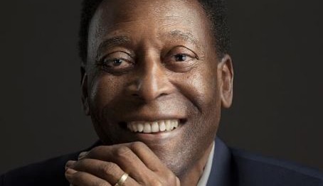 Pelé deixa hospital após internação para tratamento de tumor