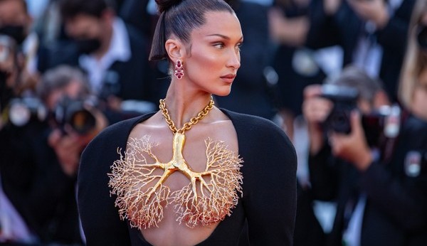 Bella Hadid fala sobre alcoolismo