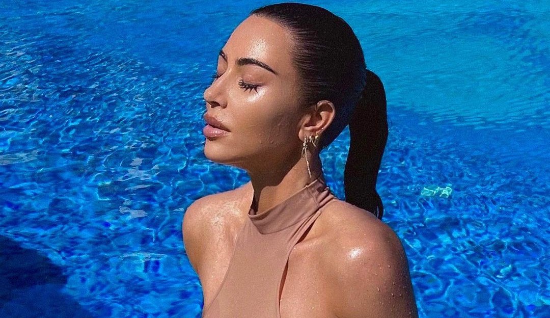 Kim Kardashian exibe suas curvas na praia em Bahamas