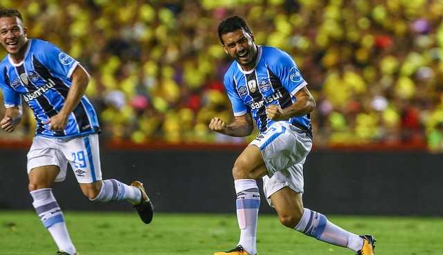 Após a declaração polêmica de Sobis, Edilson sai em defesa do jogador