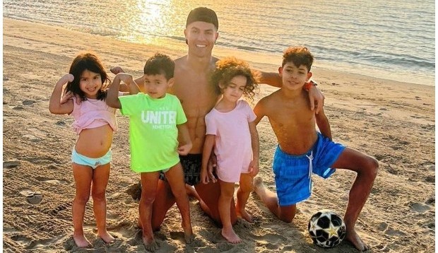 Cristiano Ronaldo aproveita dias de descanso com os filhos na praia