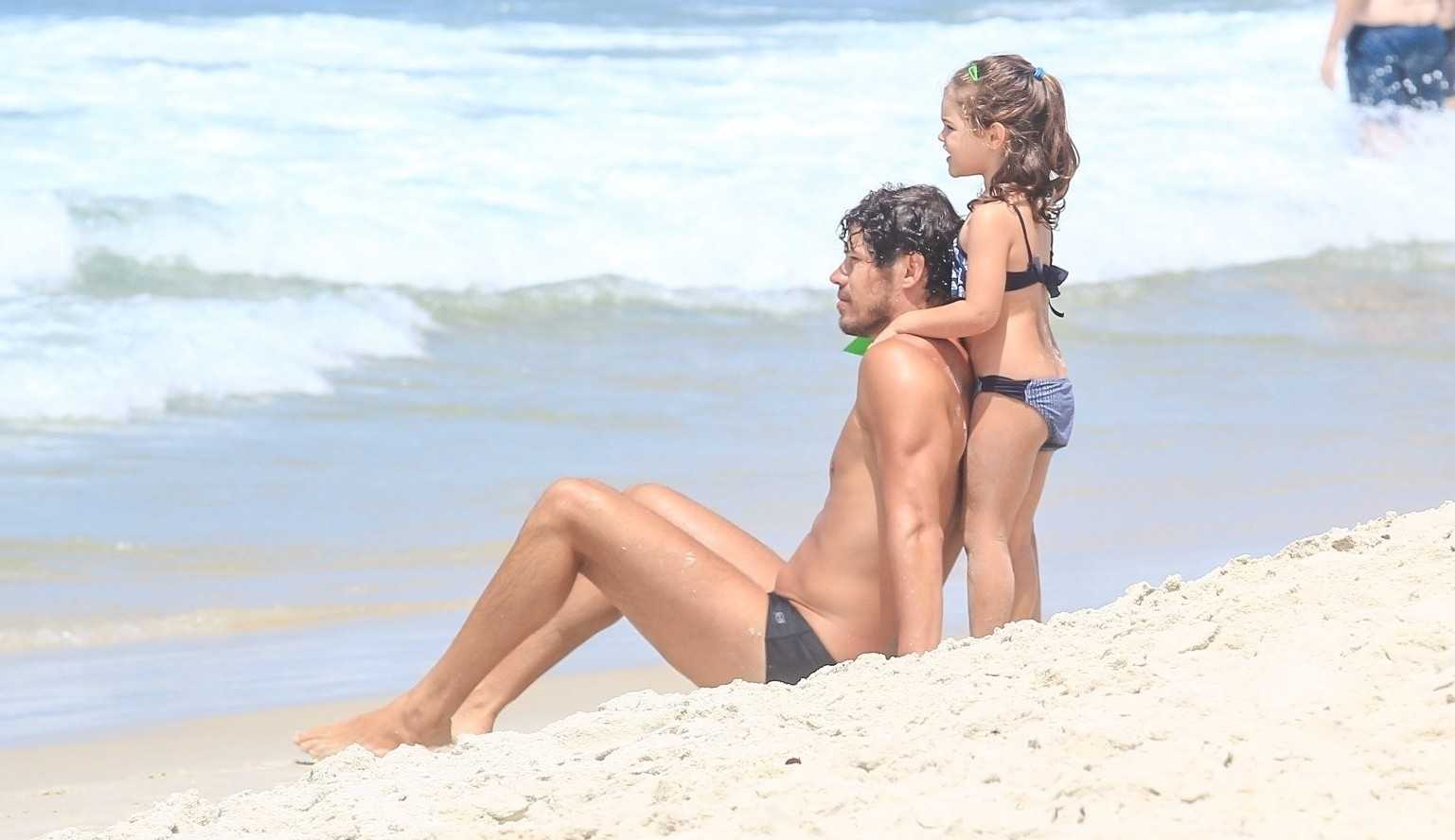 José Loreto é clicado em rara aparição ao lado da filha