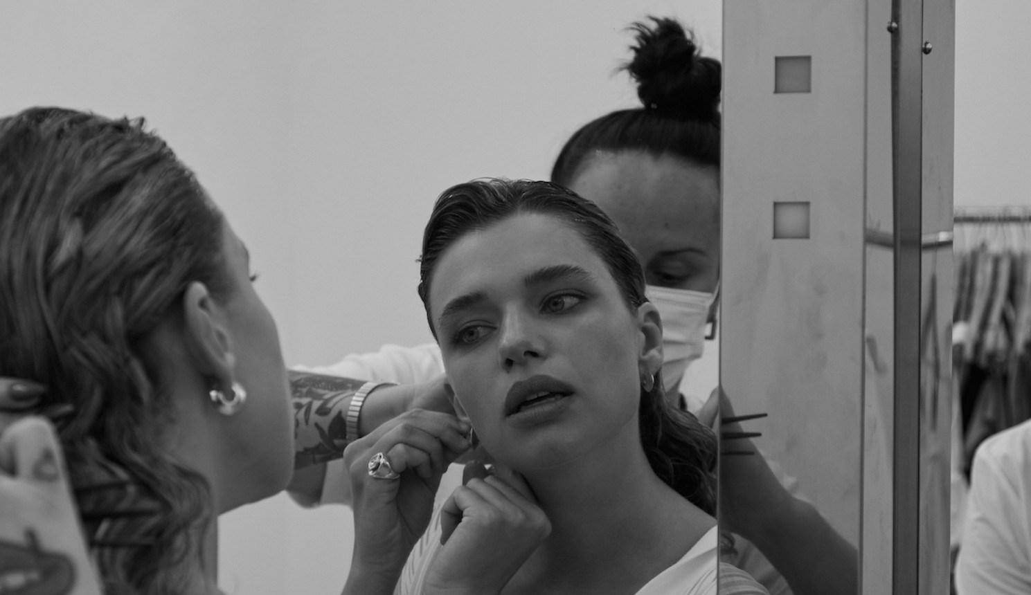 Bruna Linzmeyer posa para campanha no intervalo das gravações de Pantanal