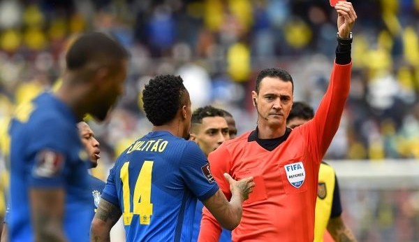Brasil e Equador tem Var, pênaltis e jogador sendo expulso duas vezes; saiba mais