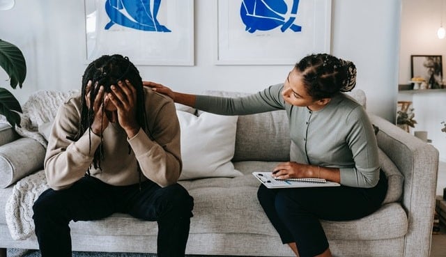 Saiba como ajudar uma pessoa com crise de ansiedade