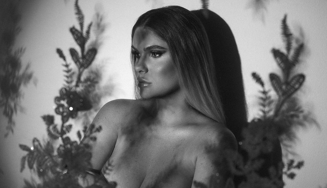 Bárbara Evans posa nua e grávida, sem retoques