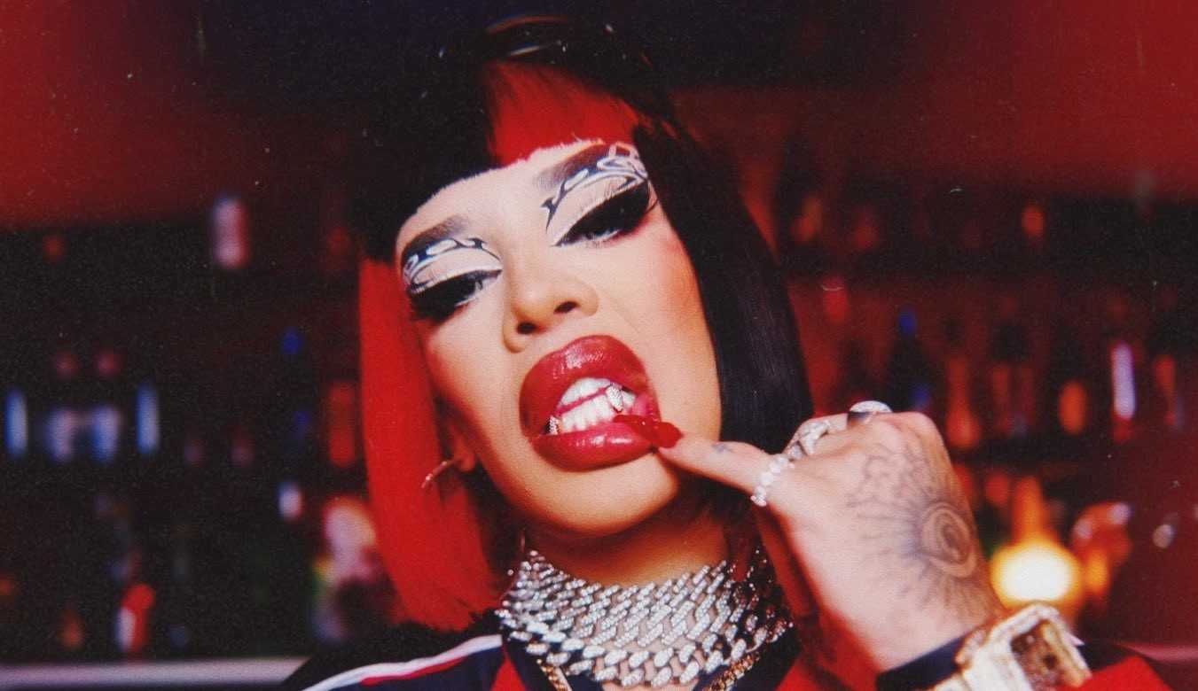 Gloria Groove sobe em comunidade para gravar clipe