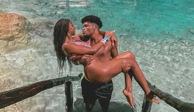 Camilla de Lucas viaja para o México na companhia do noivo