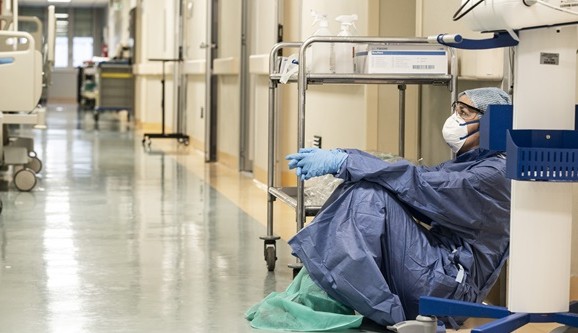 Com postos de saúde sobrecarregados por conta da Ômicron, profissionais sofrem agressões por parte da população