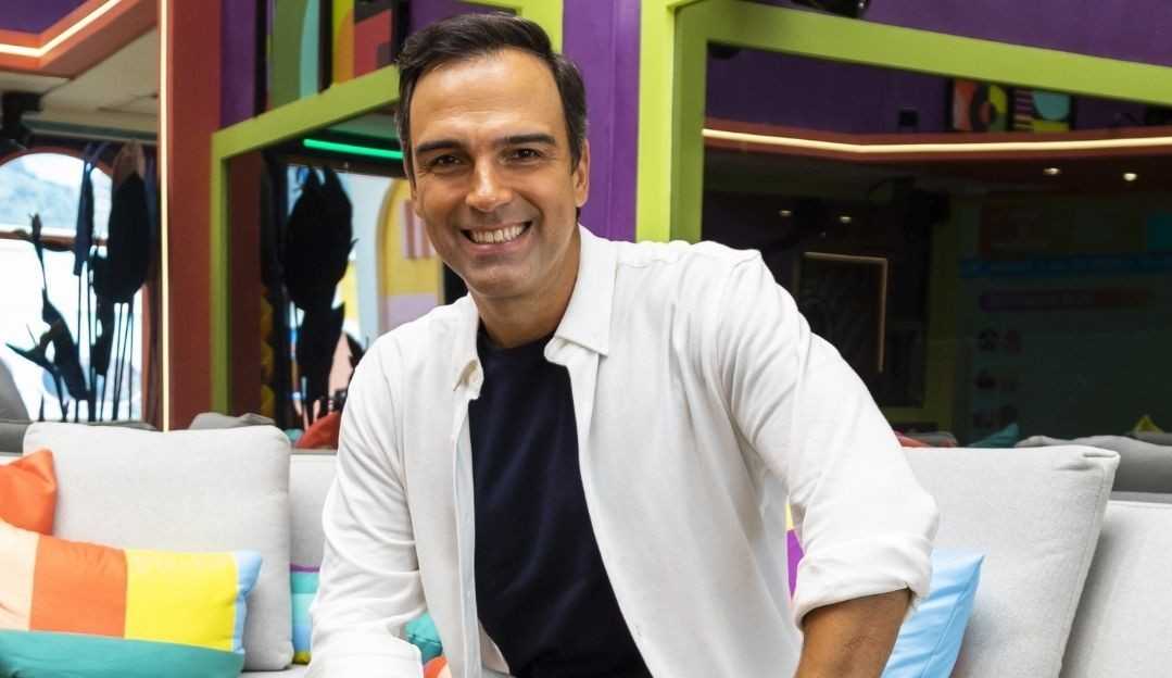 BBB22: Tadeu Schmidt dá recado em libras durante discurso de eliminação e emociona a web