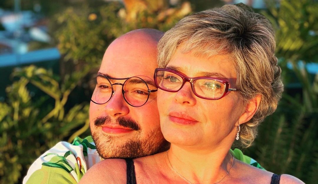 Mãe de Tiago Abravanel se pronuncia após filho revelar que nunca teve conexão com o avô