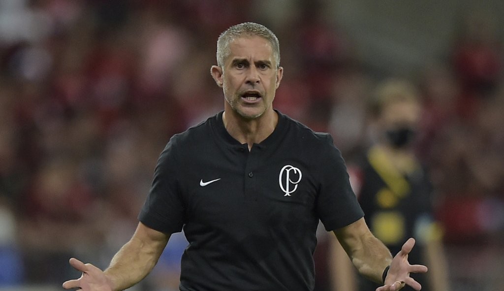 Sylvinho é demitido do Corinthians após derrota de 2 a 1 em casa