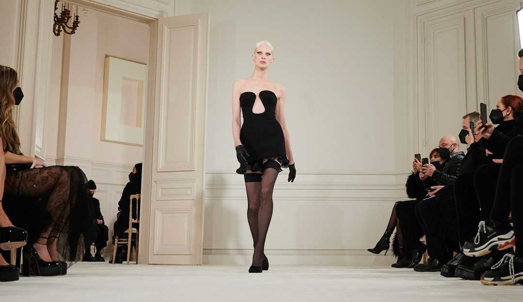 Meia-calça protagoniza semana de alta-costura