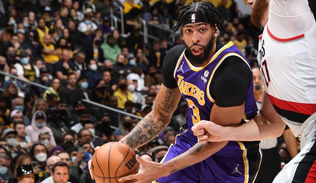 Anthony Davis assume protagonismo em vitória dos Lakers