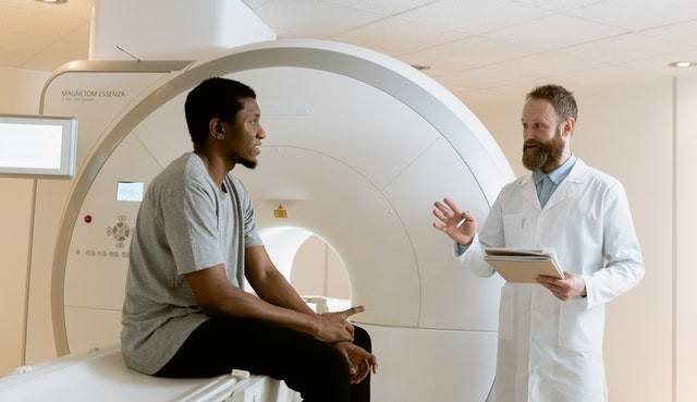 Ressonância e Tomografia: saiba a diferença entre os dois exames