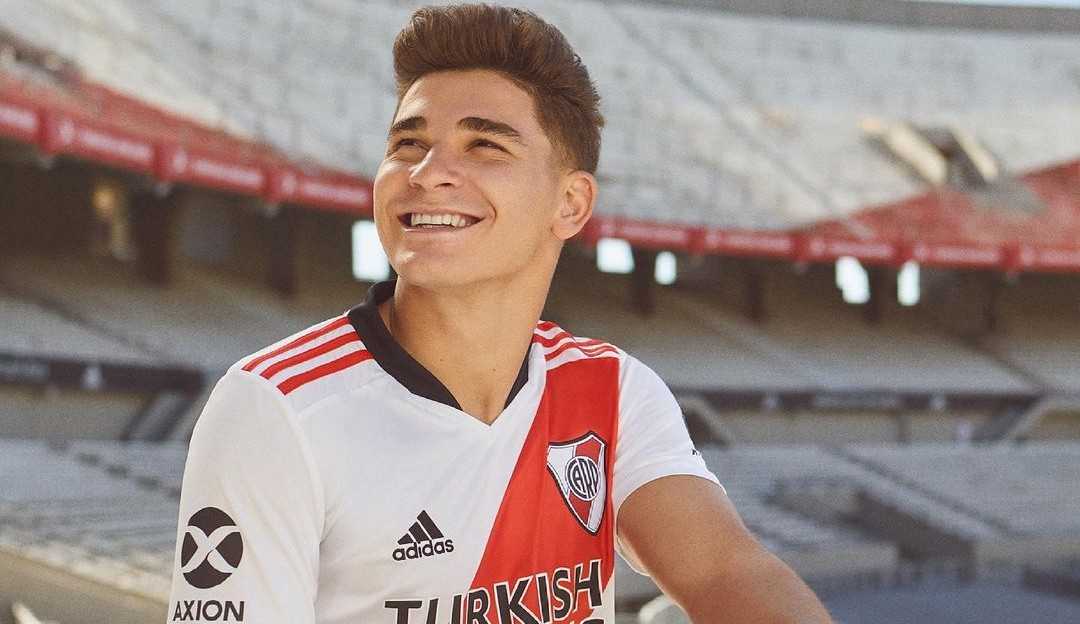 Guardiola demonstra empolgação sobre a contratação de Julian Álvarez, eleito o “/Rei da América”/