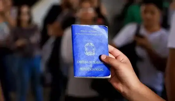 Pedidos de seguro-desemprego em 2021 têm menor número desde 2006, mostra levantamento