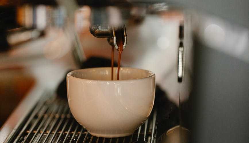 A cafeína pode não ser a melhor aliada para o seu treino. Saiba o porquê:
