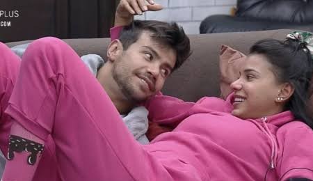 A Fazenda 12: Jakelyne chama Mariano para Power Couple e cantor dispensa convite