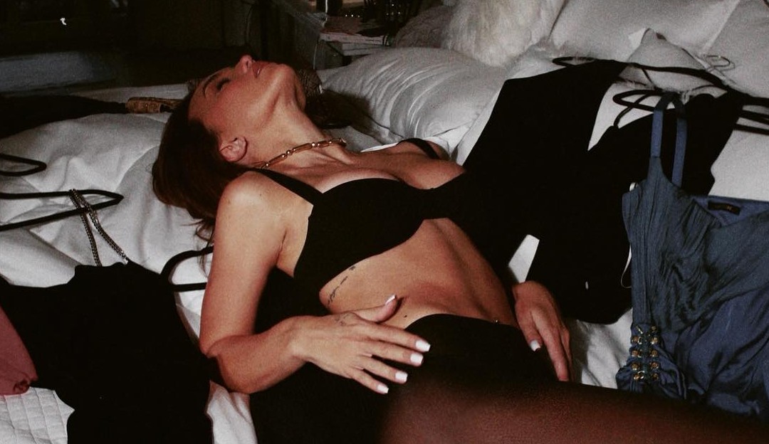 Rafa Kalimann atrai os olhares e comentários de todos ao posar de lingerie