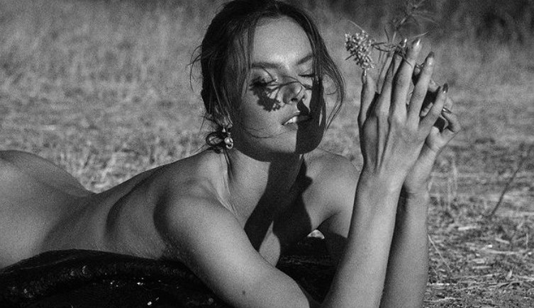 Alessandra Ambrosio posa de topless em ensaio na praia e cativa seus fãs