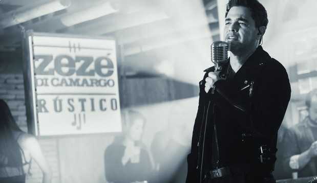Zezé Di Camargo lança seu novo projeto solo e recebe carinho da noiva