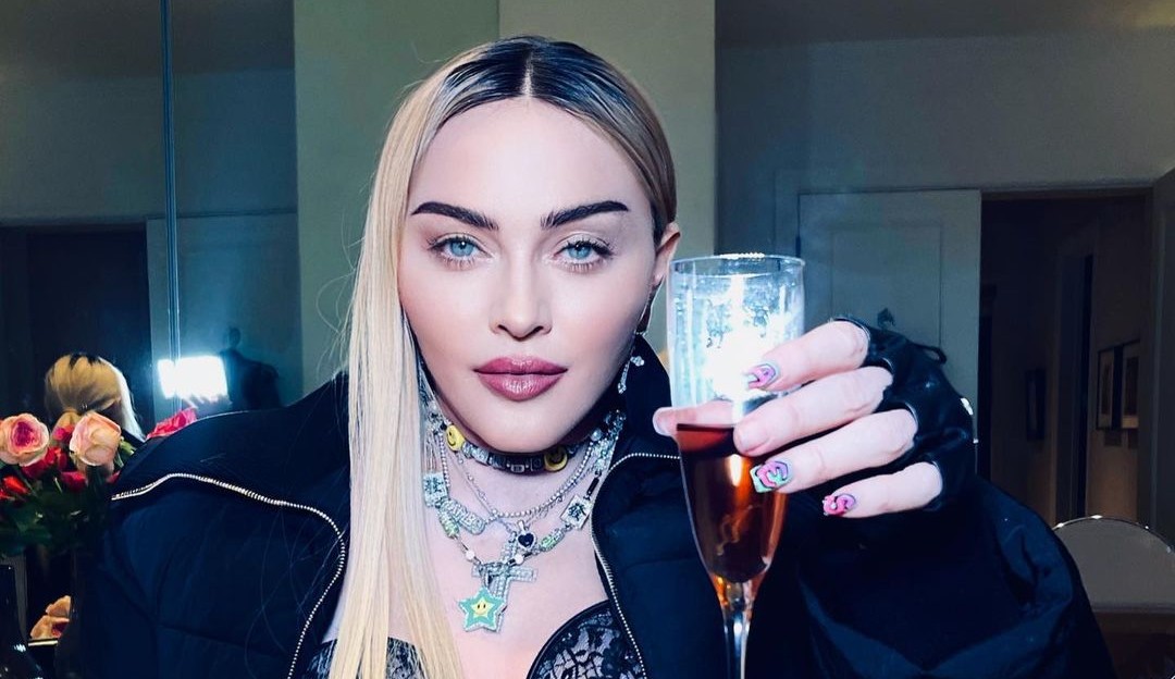 Madonna posa de topless e divide opiniões na web