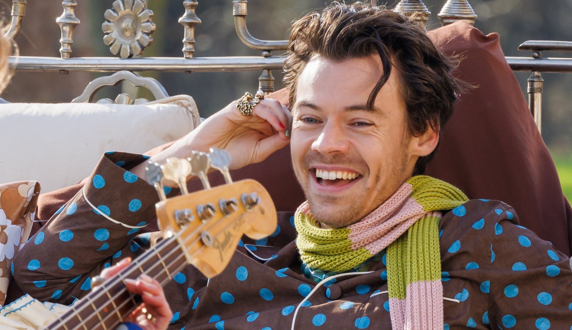 Harry Styles é visto gravando clipe em Londres e fãs cogitam nova Era