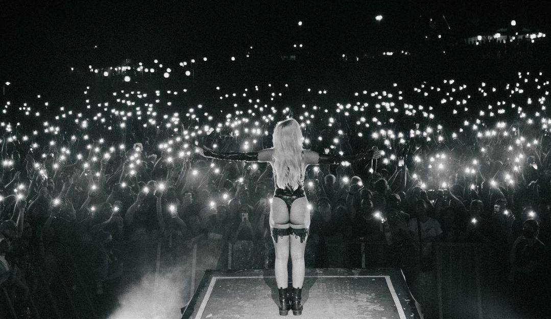 Luísa Sonza publica fotos de show: ‘Depois que começa não para’