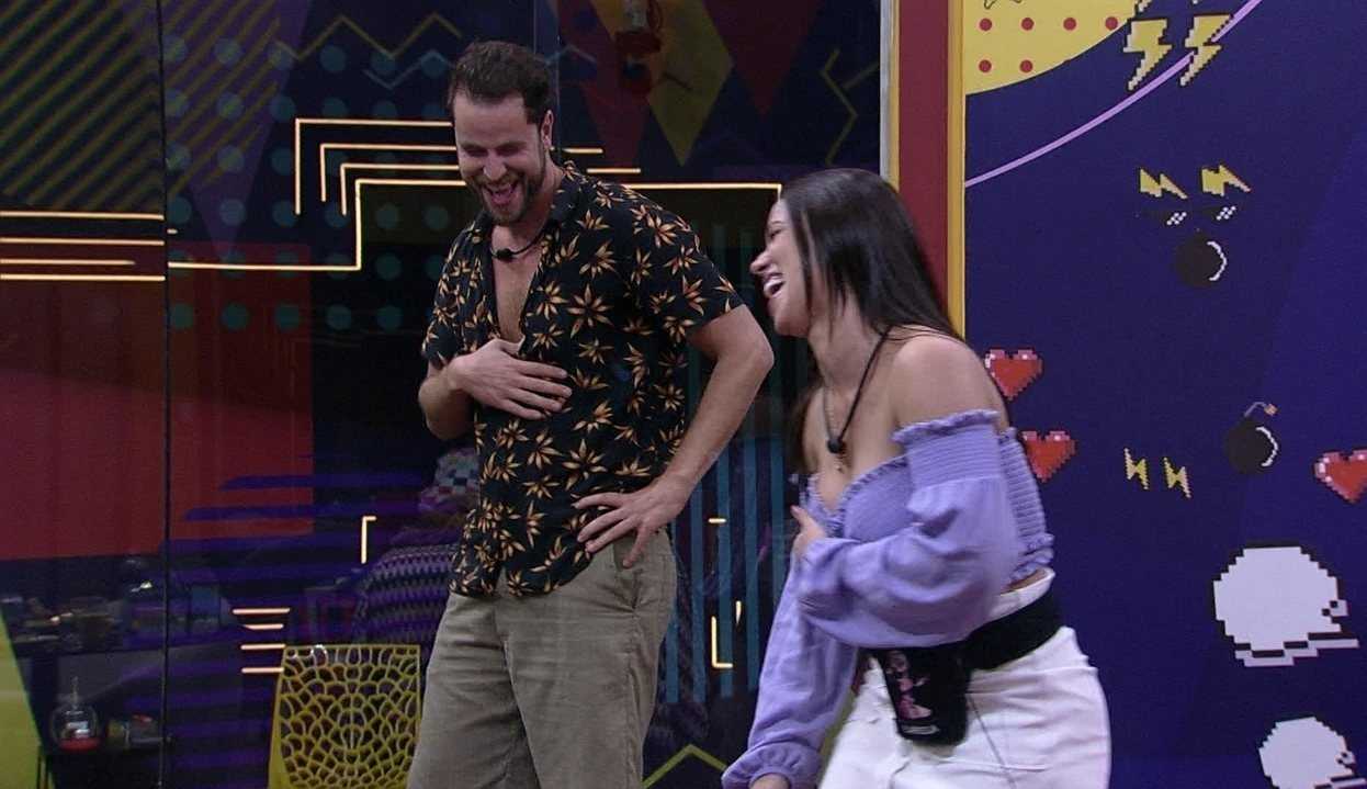 BBB22: Larissa questiona atitudes de brothers após passar informações