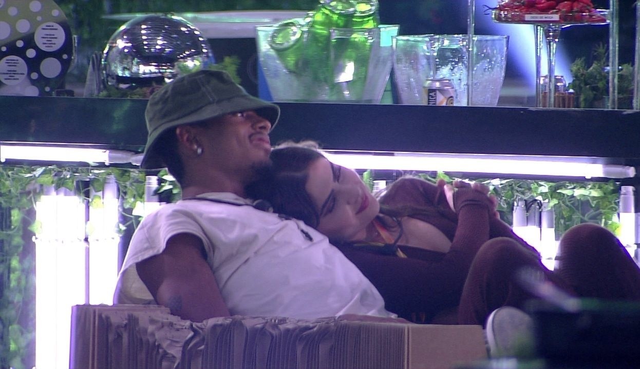 BBB22: Jade Picon e Paulo André se beijam no quarto do líder