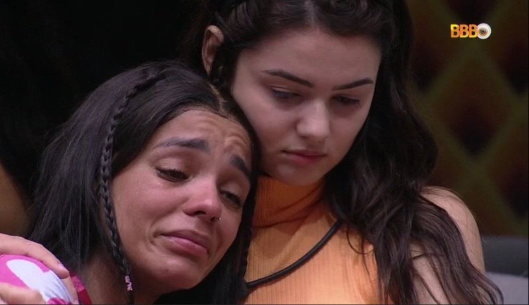 BBB22: Brunna cai no choro após errar pronome de Lina: ‘Não admito errar de novo’