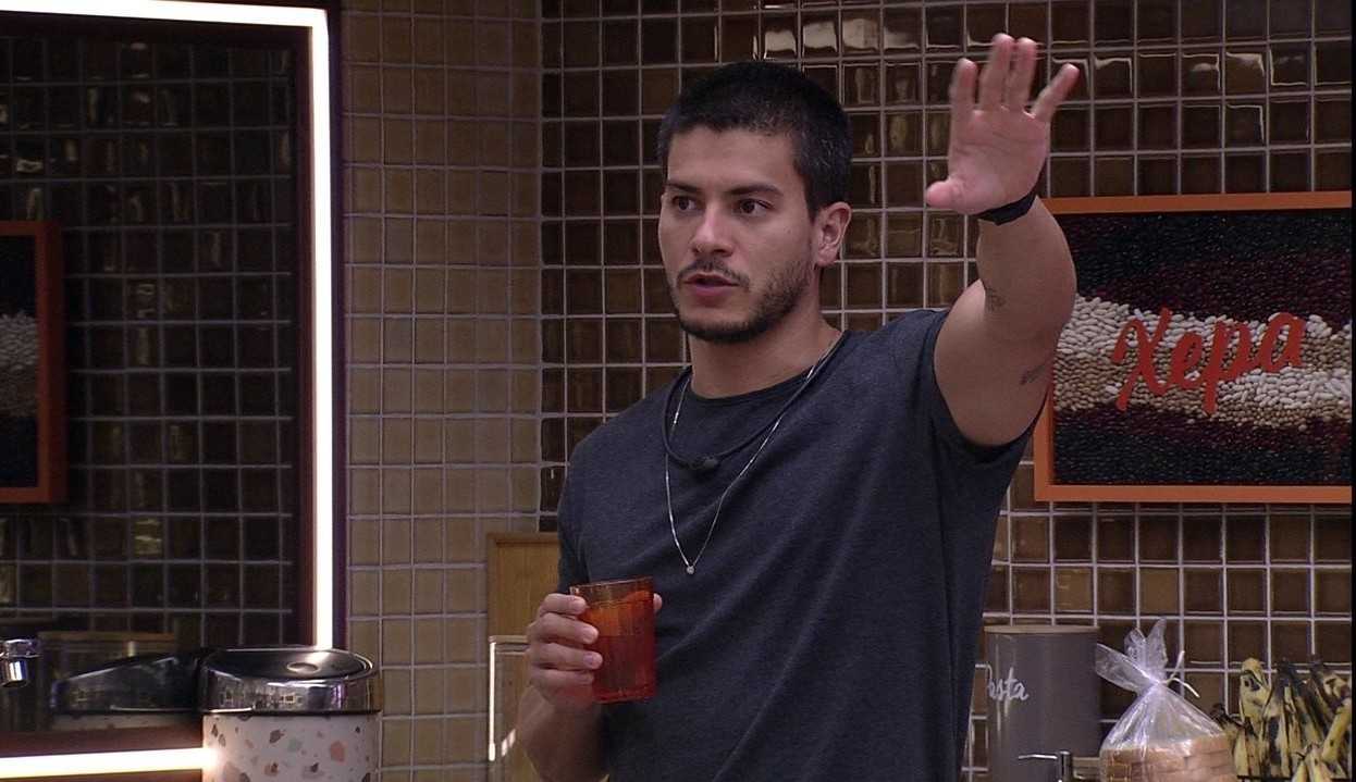 BBB22: Madrugada é agitada, com conversas sobre votação, choro e desconfianças