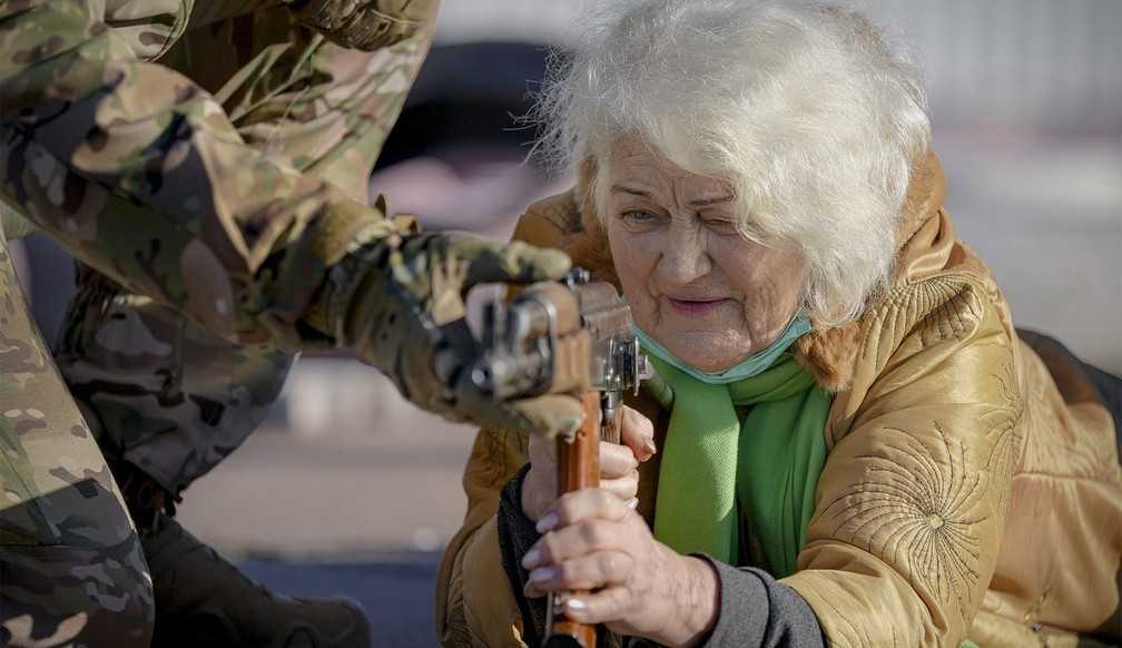 Civis ucranianos recebem treinamento militar para combater uma possível invasão da  Rússia