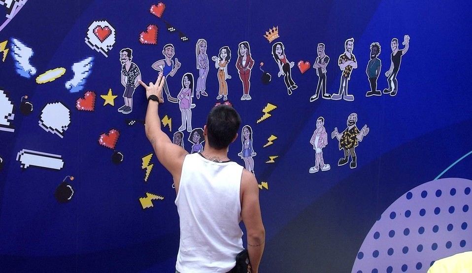 BBB22: Arthur faz contas enquanto olha para os avatares de imãs na academia