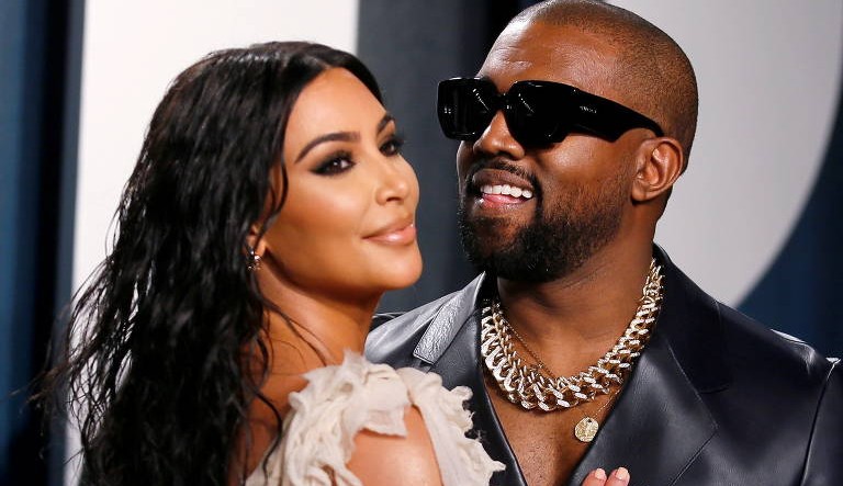 Kim Kardashian aparece sorrindo em suas redes sociais após ser ameaçada por seu ex-marido