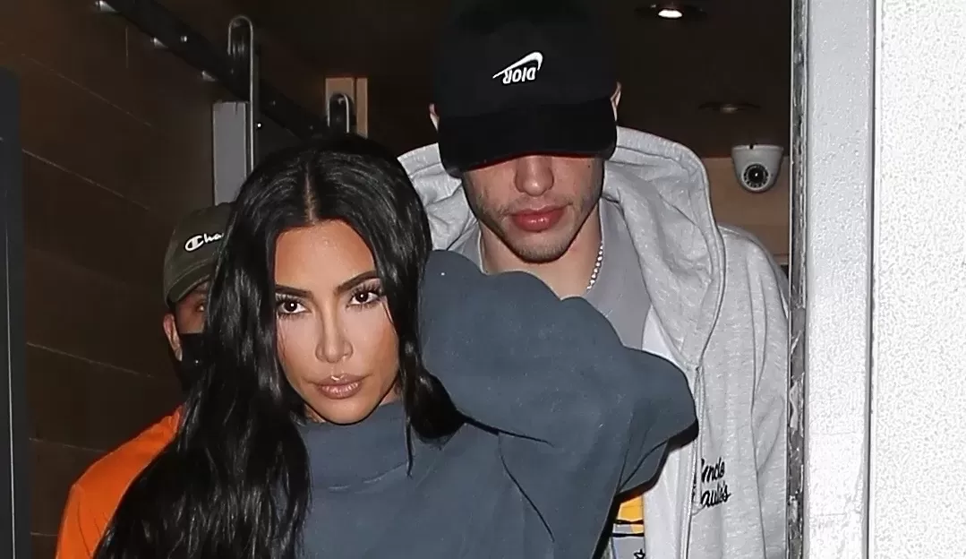 Amigos de Kim Kardashian afirmam que ela está muito feliz com Pete Davidson