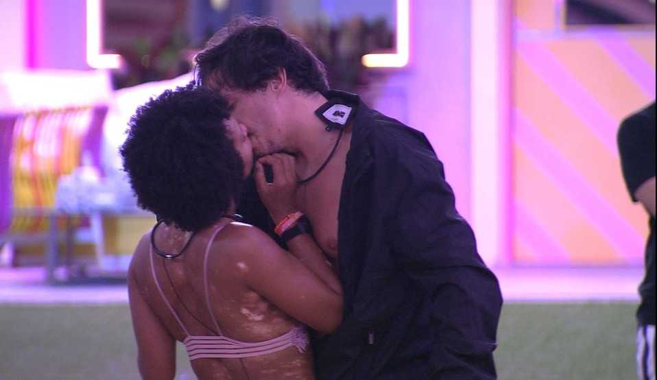 BBB22: Natália e Eliezer beijam nesta madrugada