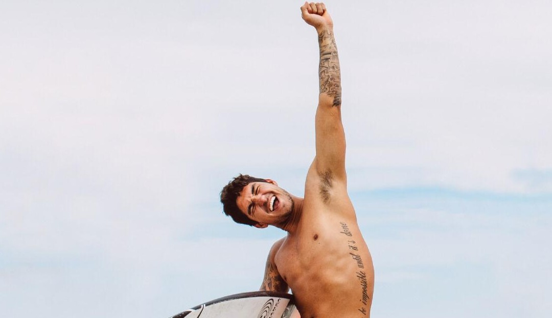 Gabriel Medina se disfarça e vai à noite de samba em São Paulo