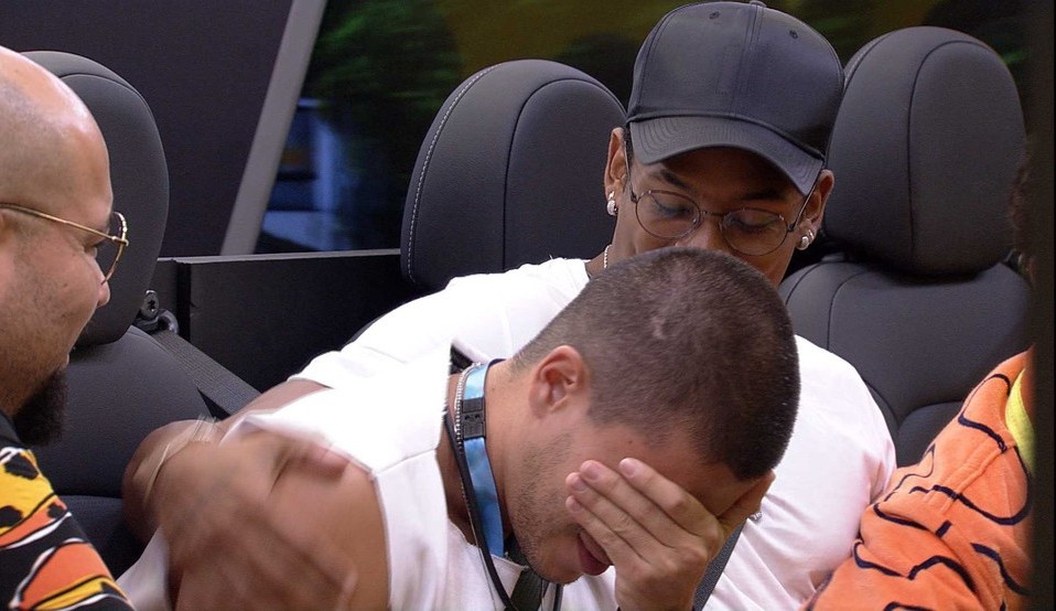 BBB22: Arthur Aguiar se emociona ao receber o Presente do Anjo
